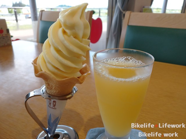 リンゴ園のリンゴソフトクリームとリンゴジュース
