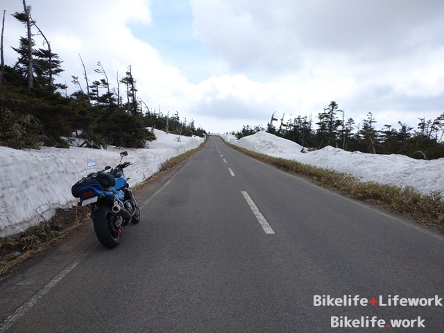 両脇に残る雪の壁に挟まれたXJR1200(XJR1300)