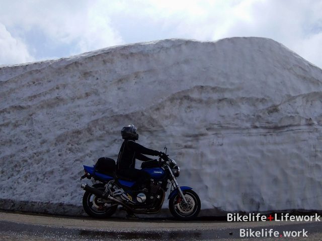雪の壁が残るアスピーテライン