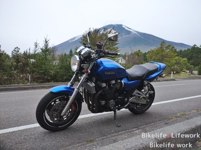 岩手山パノラマラインを走るXJR1200 (XJR1300)