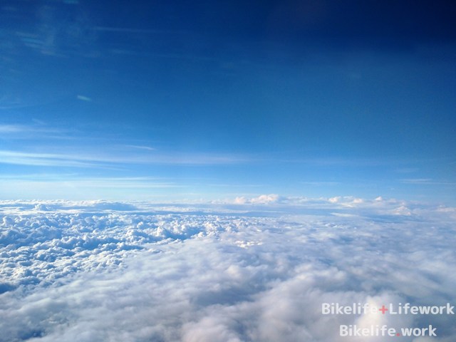 広島行きの飛行機の中から見た一面の雲海
