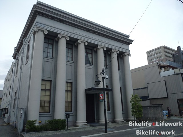 イオニア式のファサードを持つ昭和2年に立てられた旧郡山橋本銀行若松支店