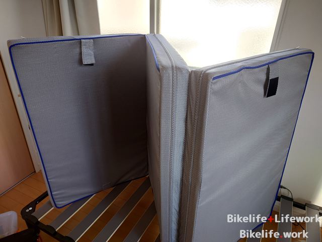 三つ折りで自立するムアツ