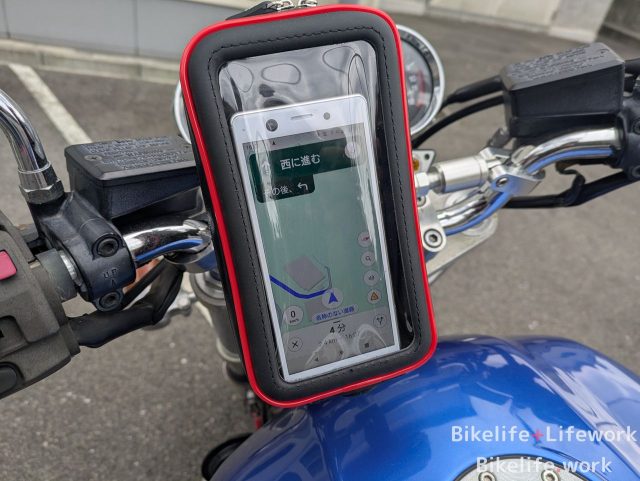 スマホホルダーでナビを見ているところ