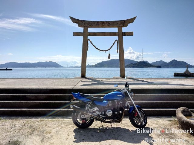床浦神社の鳥居と瀬戸内海とオートバイ
