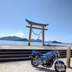 床浦神社の鳥居と瀬戸内海とオートバイ