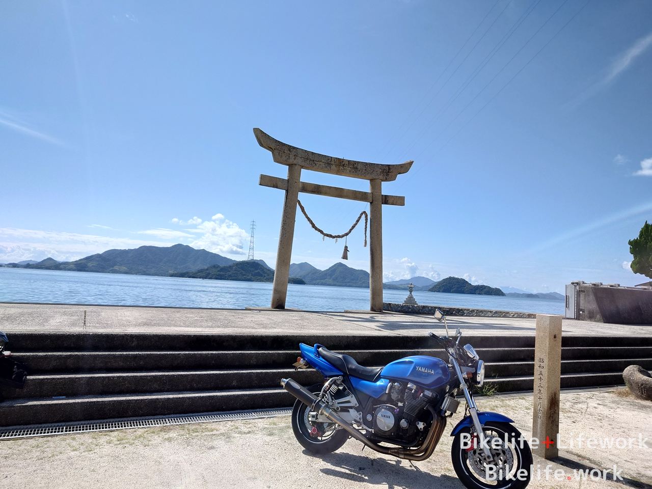 床浦神社の鳥居と瀬戸内海とオートバイ