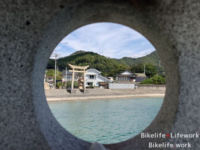 床浦神社を灯篭の穴から見る