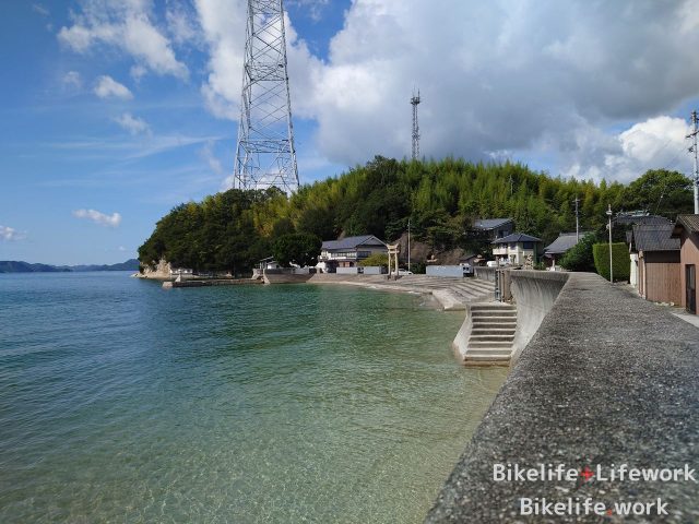 床浦神社を東から見る