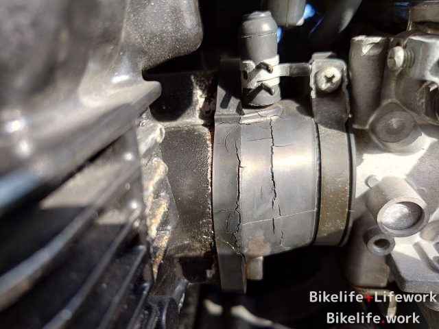 フルパワーインシュレーターの付け根からガソリンが漏れ始めた