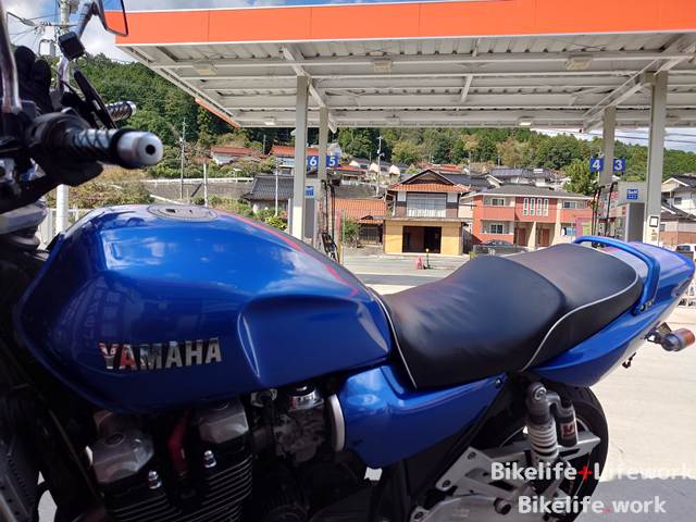 ガソリンスタンドでバイクに給油